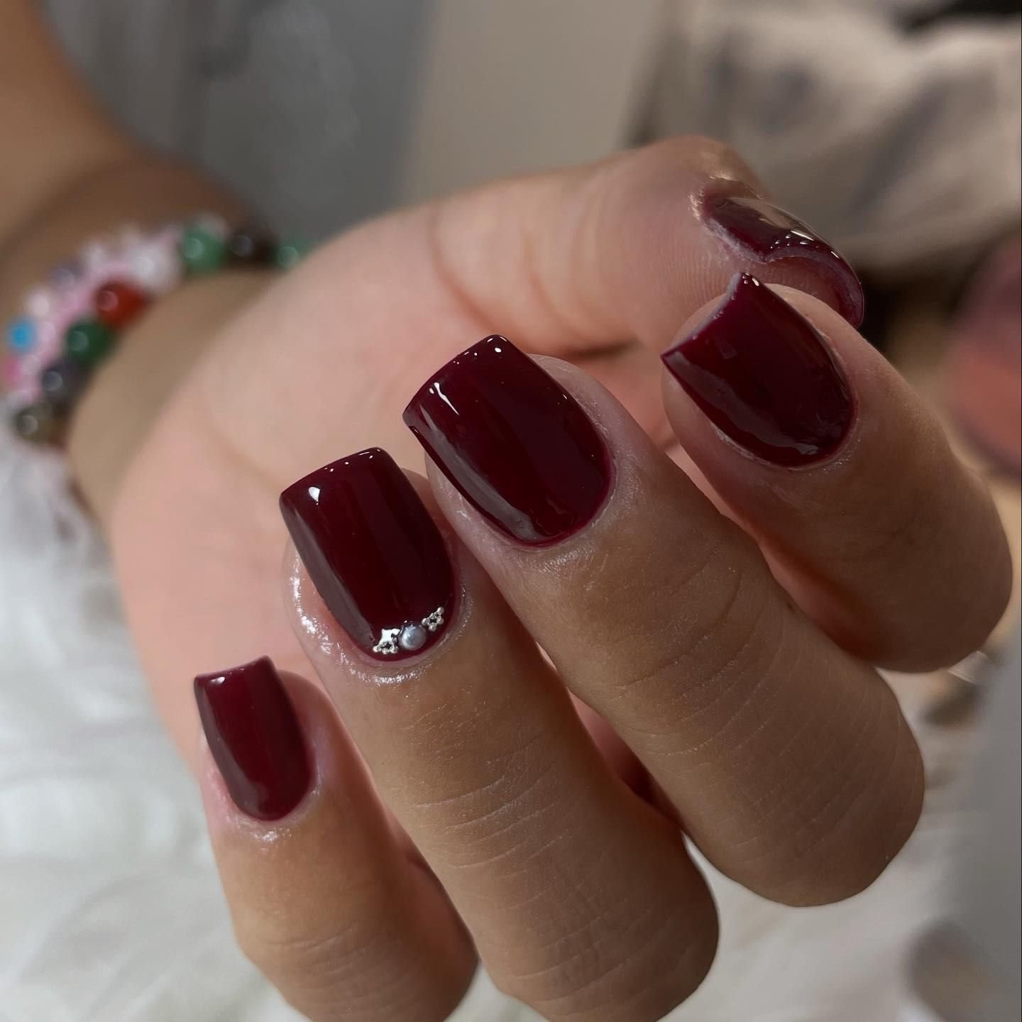 Relleno de extensiones en burdeos con perla